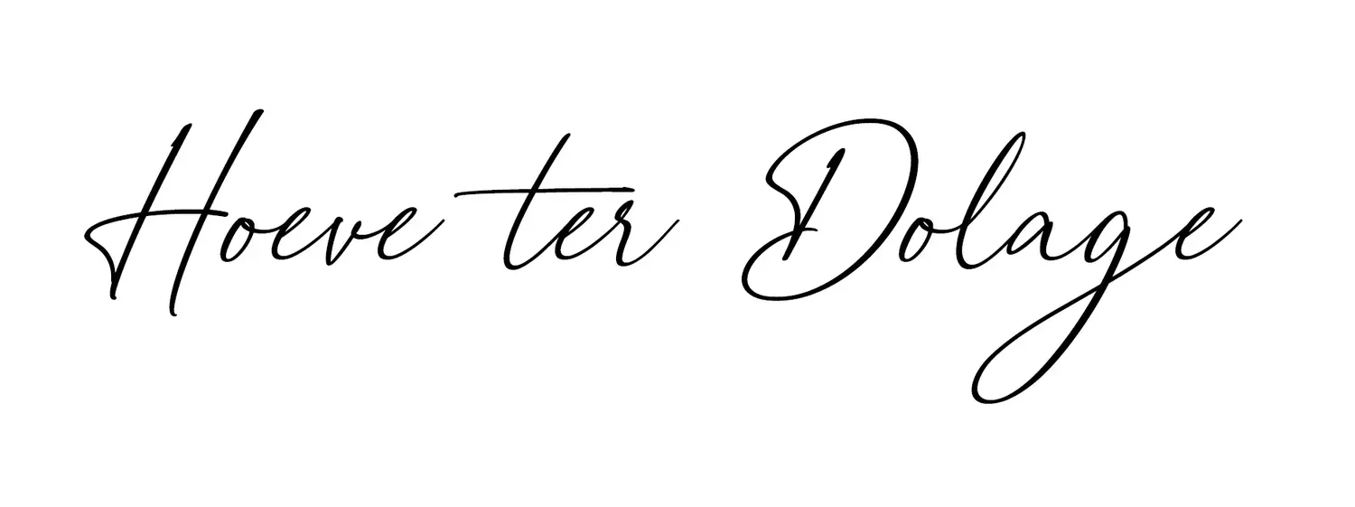 Logo van Hoeve ter Dolage in sierlijk zwart lettertype op lichte achtergrond