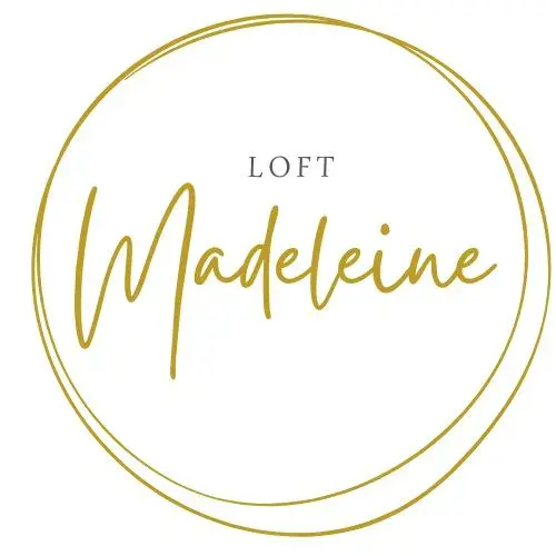 Rond logo van Loft Madeleine in elegante goudtinten, herkenbaar als stijlvolle event- en teambuildinglocatie