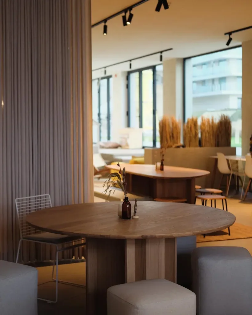 Moderne meetingruimte met ronde tafel en zitplaatsen bij Zelda&Zorro Oostende, geschikt voor workshops, overleg en teambuilding