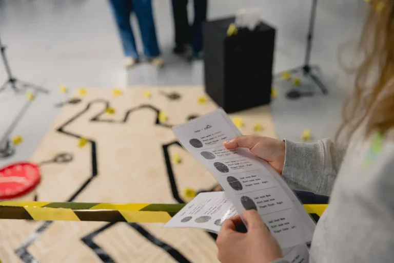 Overzichtsbeeld van een interactieve Murder Mystery activiteit